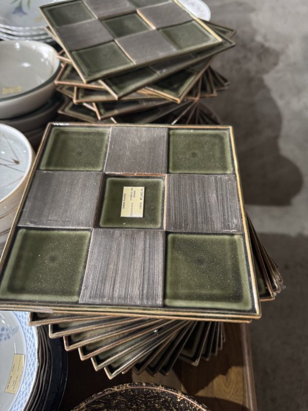 🍽 Modern Checkered Plate (Light Green & Gray)