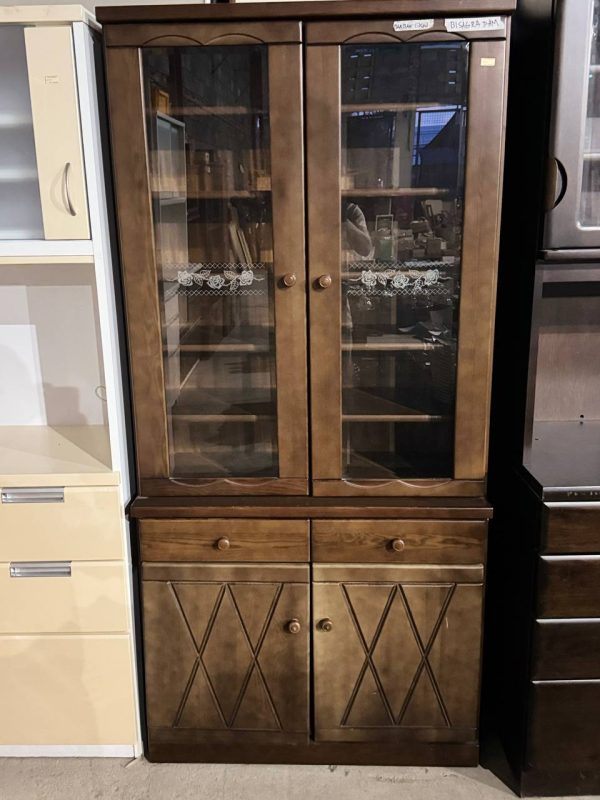 エレガントな2ドアウッドキャビネットElegant two-door wooden cabinet
